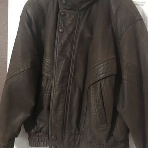 Men’s Wilson XL distressed, leather jacket.